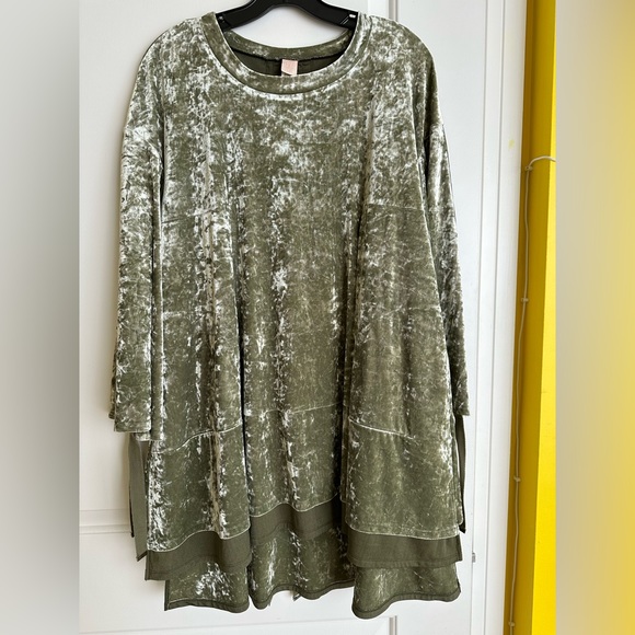 Green We Are HAH phaht city dress bell sleeves crushed velvet - Picture 6 of 7